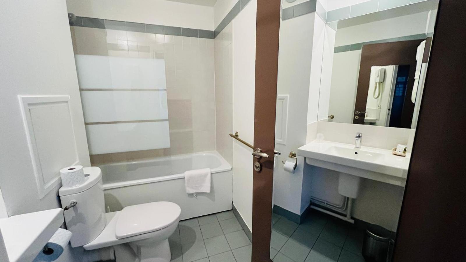 Hotel Paris Vesinet- Logis Hotel Restaurant Le Vésinet Екстериор снимка